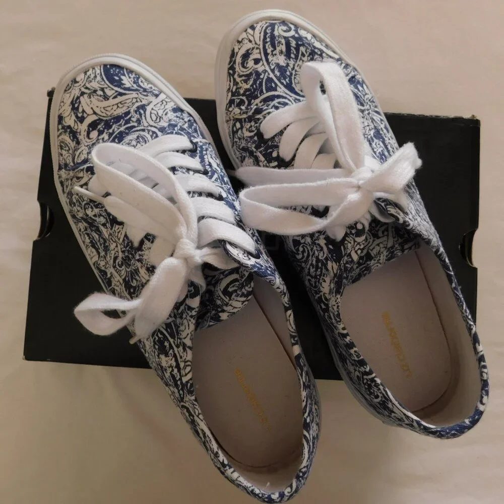 LIZ CLAIBORNE Women’s Sneakers Paisley Size 7 M Canvas Preowned Nice